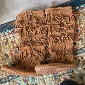 Minnetonka 5 Layer Fringe Boot